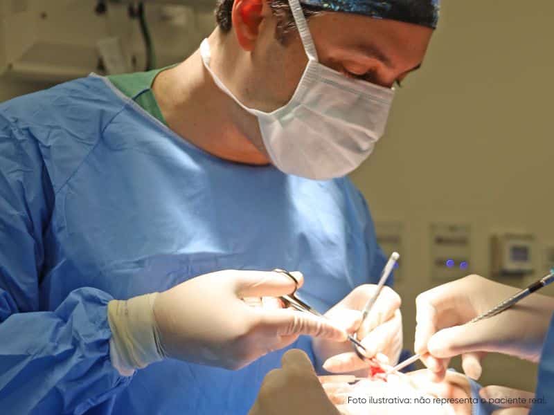 como corrigir nariz torto com cirurgia